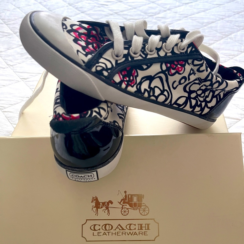 Low top sneakers basic white with black and pink drawings